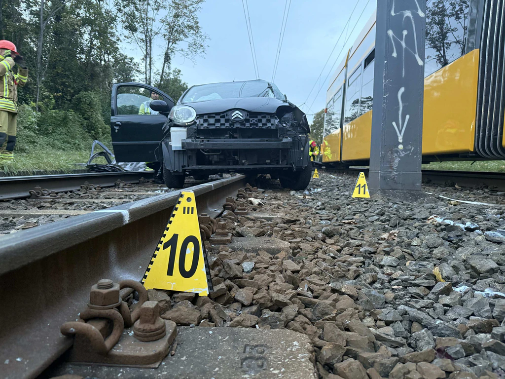 Dresden Autofahrer 60 stirbt nach Kollision mit Straßenbahn