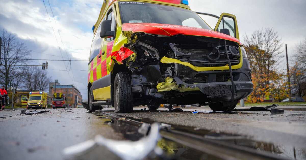 Schwerer Verkehrsunfall In Dresden Friedrichstadt Kollision Zwischen Rettungswagen Und Zwei