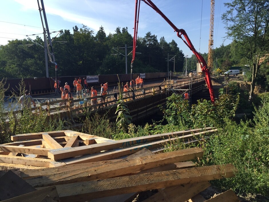 Nesselgrundbrücke in Klotzsche fast fertig Ersatzverkehr